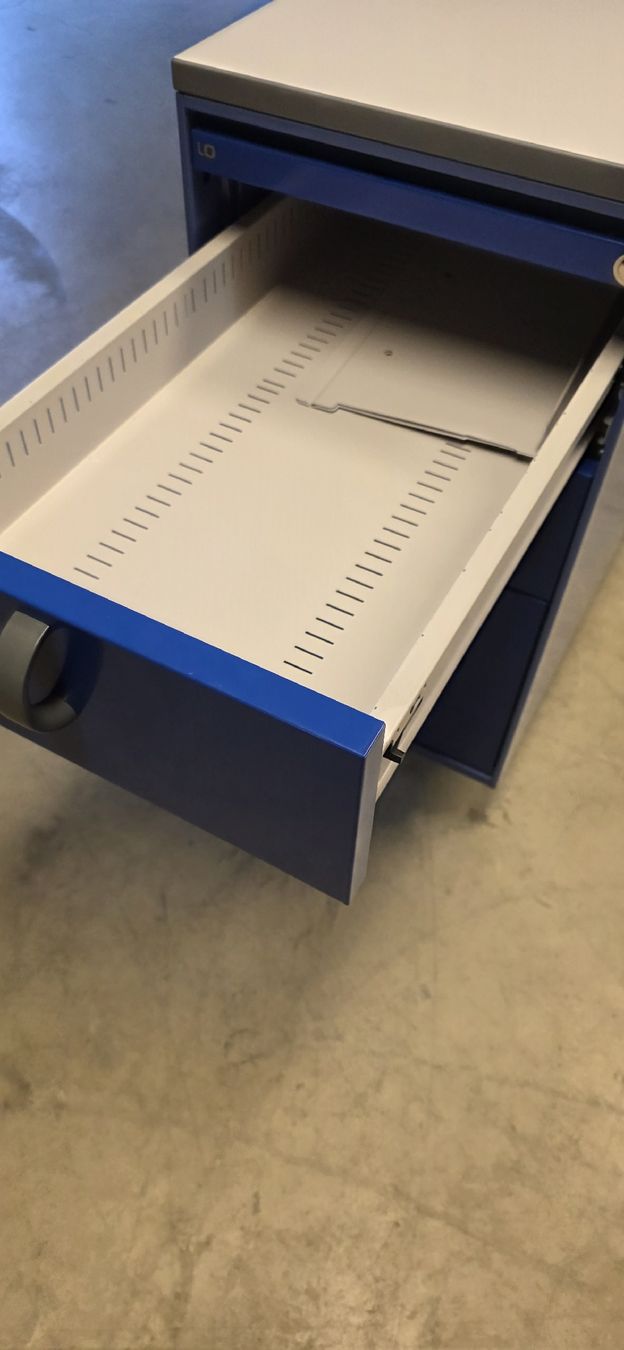 Lista Banconi: Blauer Rollcontainer mit 4 Schubladen Schlüssel fehlt – Usato da Wittenbach venduto da gruezi-schwiz 5