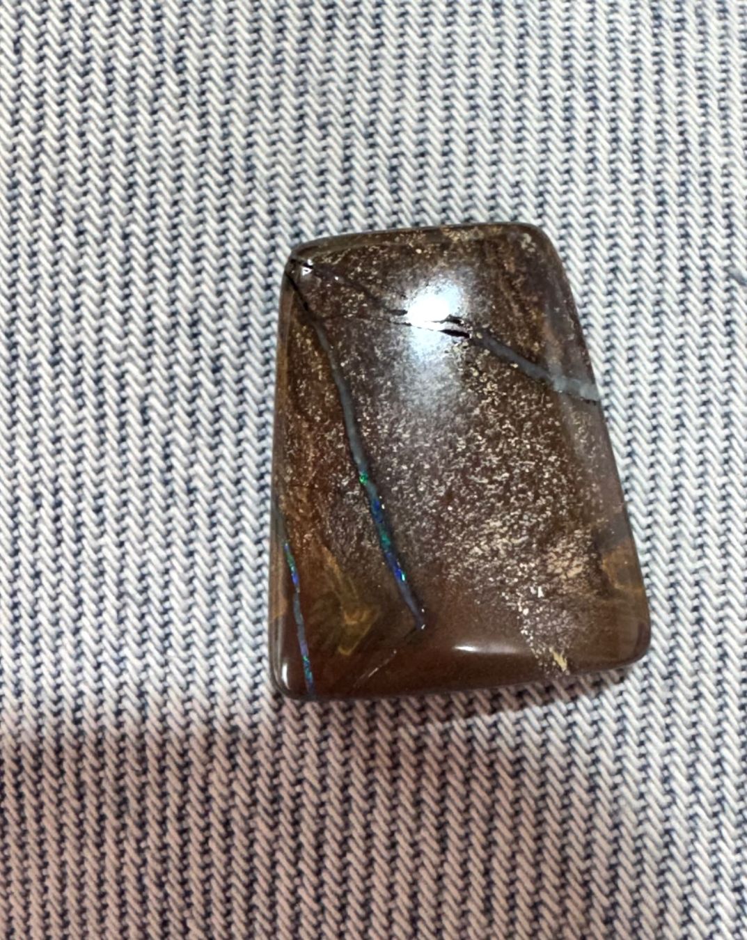Fossilien: Opal 24ct  Australien winzige linien Opal mit Farben – Neu und originalverpackt aus Leuggern von gemshow 2