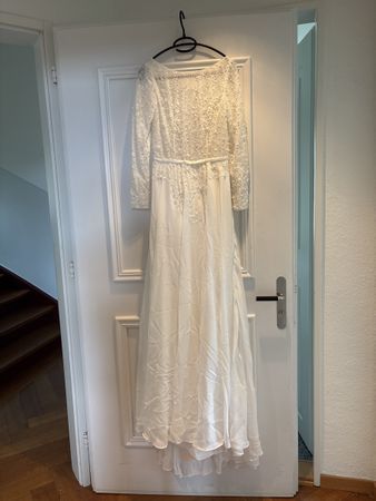 Weißes Braut- oder Ballkleid