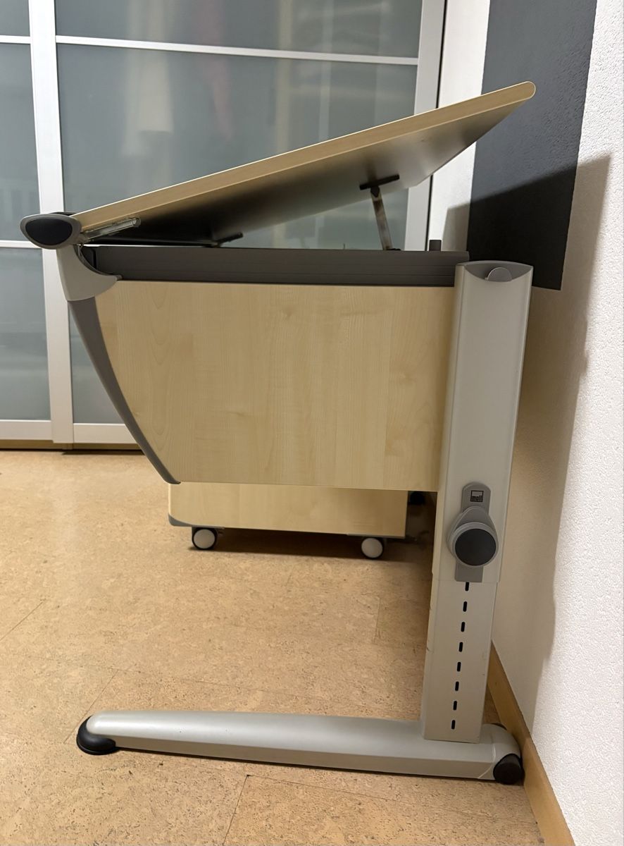 Bureaux: Kinderschreibtisch höhenverstellbar mit Rollcontainer – D'occasion à St. German par tab_dv5s 1