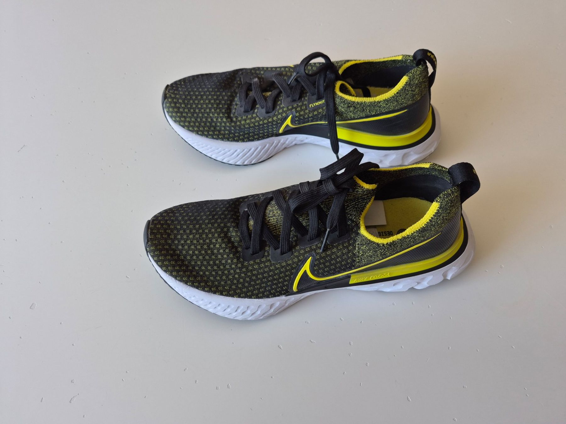 Nike Scarpe da uomo: Nike React Infinity Run Flyknit – Gr. 42.5 / US 9 - Neuwerti – Nuovo (secondo la descrizione) da Zürich venduto da Frank-52 1
