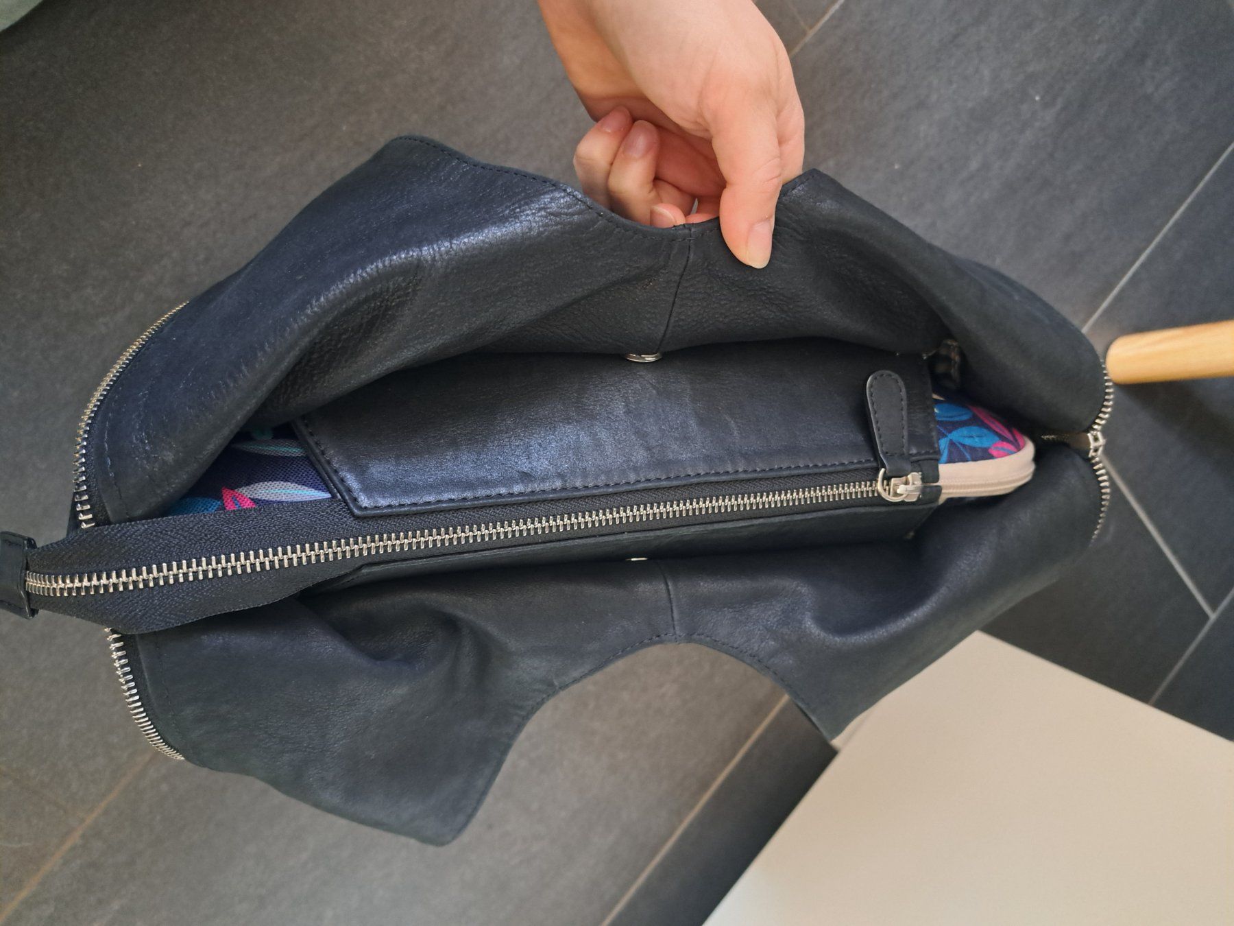 Borse da donna: Schwarze Ledertasche, geräumig & stylisch! – Usato da Visperterminen venduto da heinzi_02 3