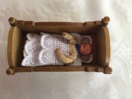 Puppenstuben Wiege mit Püppli im Kissen 1:12
