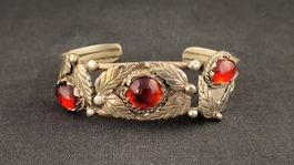 Vintage Armspange mit roten Steinen
