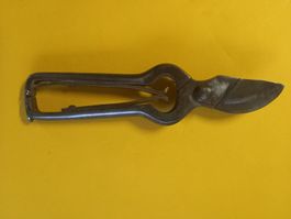 Sécateur ancien de vigneron en métal