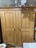 2türiger Holzschrank, absperrbar und gesteckt