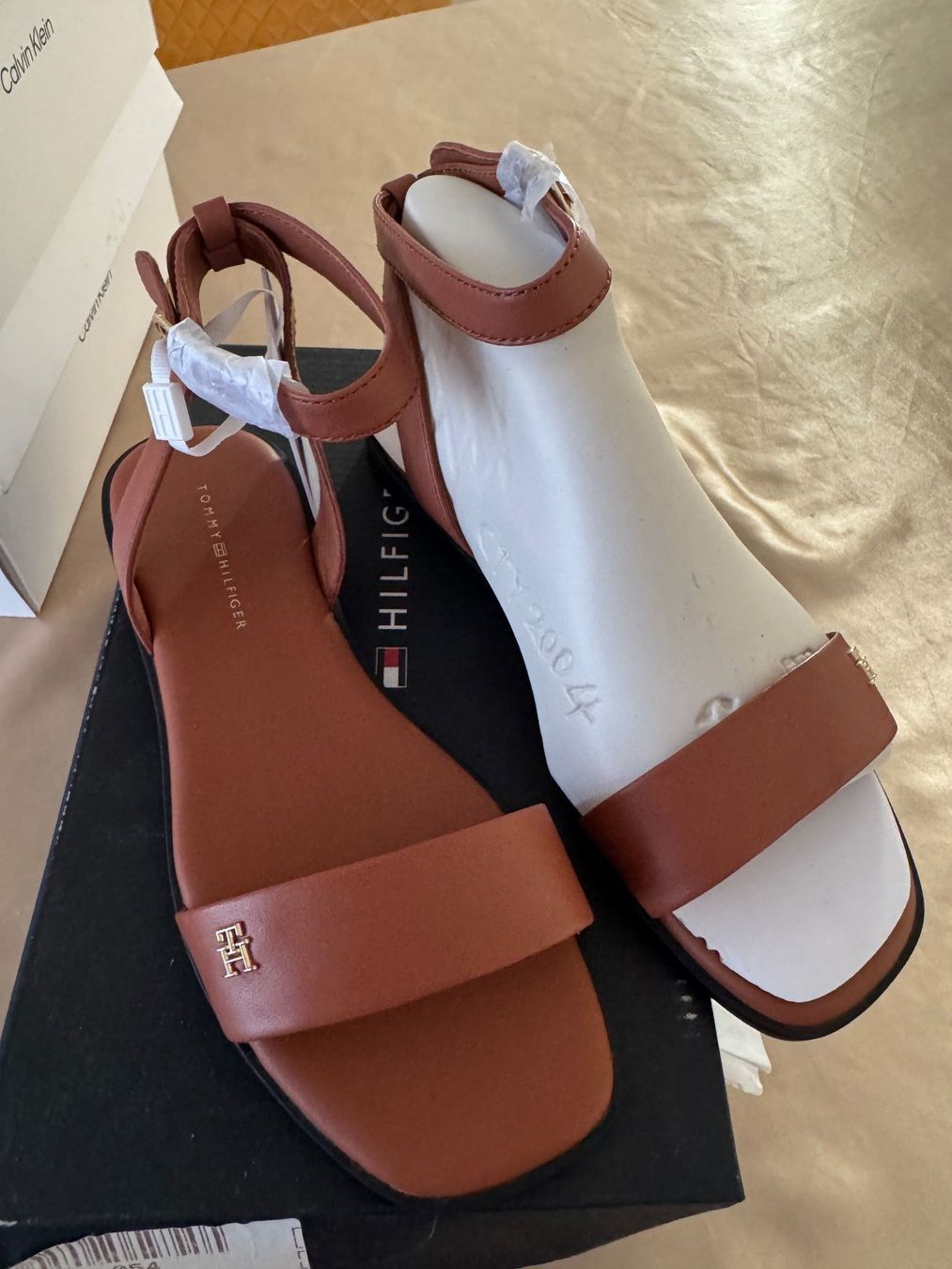 Tommy Hilfiger Damenschuhe: Tommy Hilfigher Sandalen – Neu und originalverpackt aus St. Gallen von ami_pr29