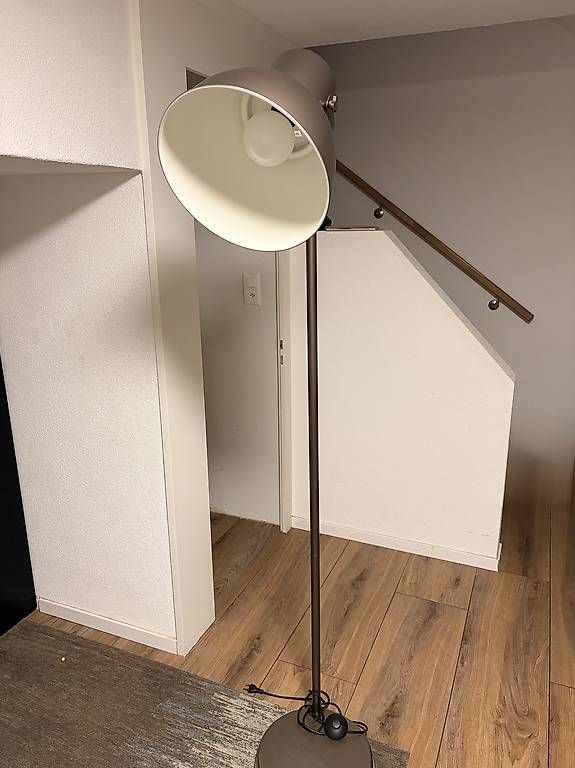 Lampen: Stehleuchte – Gebraucht aus Therwil von Simoliveri