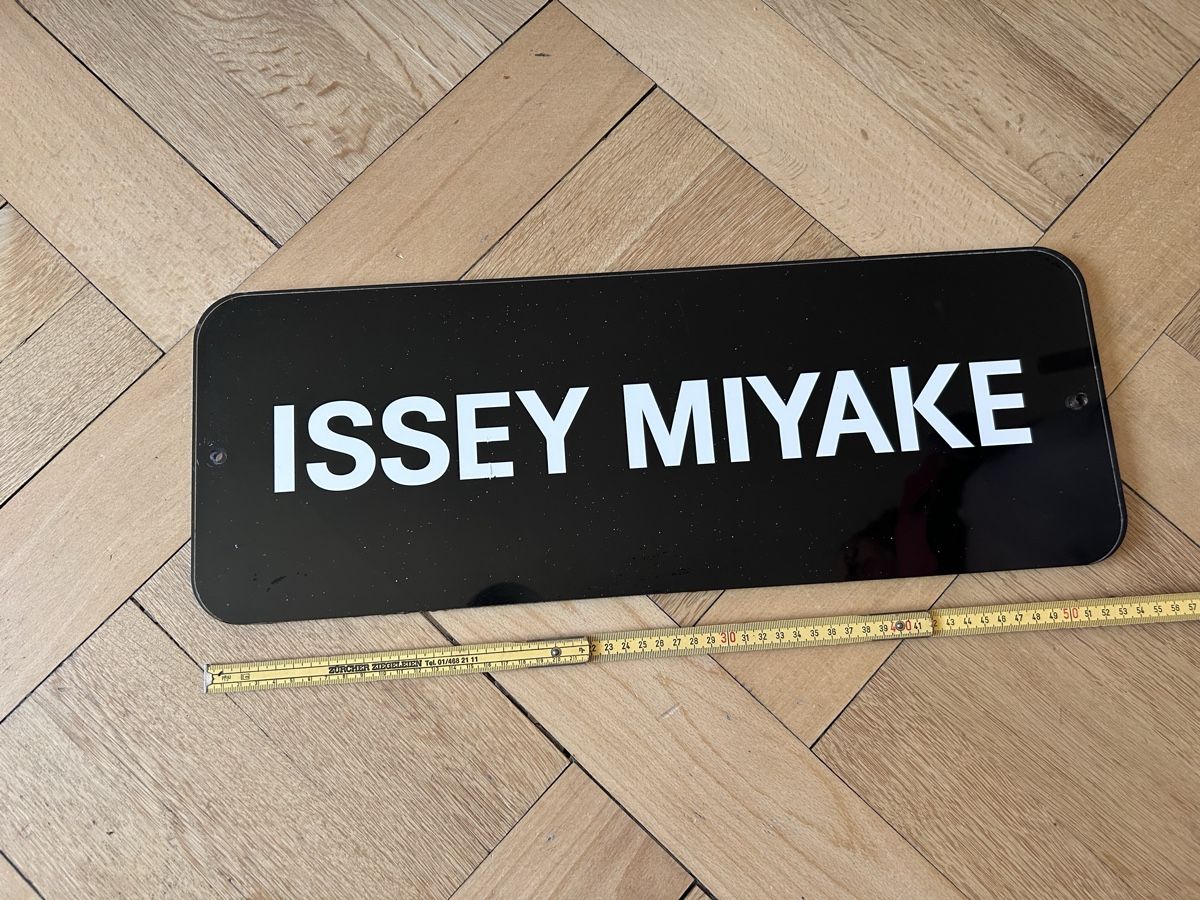 Tutte le decorazioni: Issey Miyake Schild schwarz  – Usato da Zürich venduto da ann_9fv5
