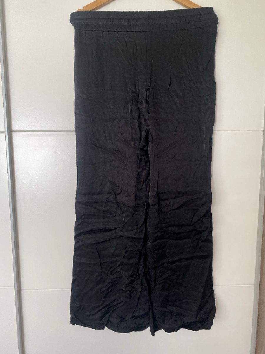 Hosen: Schwarze Sommerhose🖤 – Gebraucht aus Alpnach Dorf von melbb 1