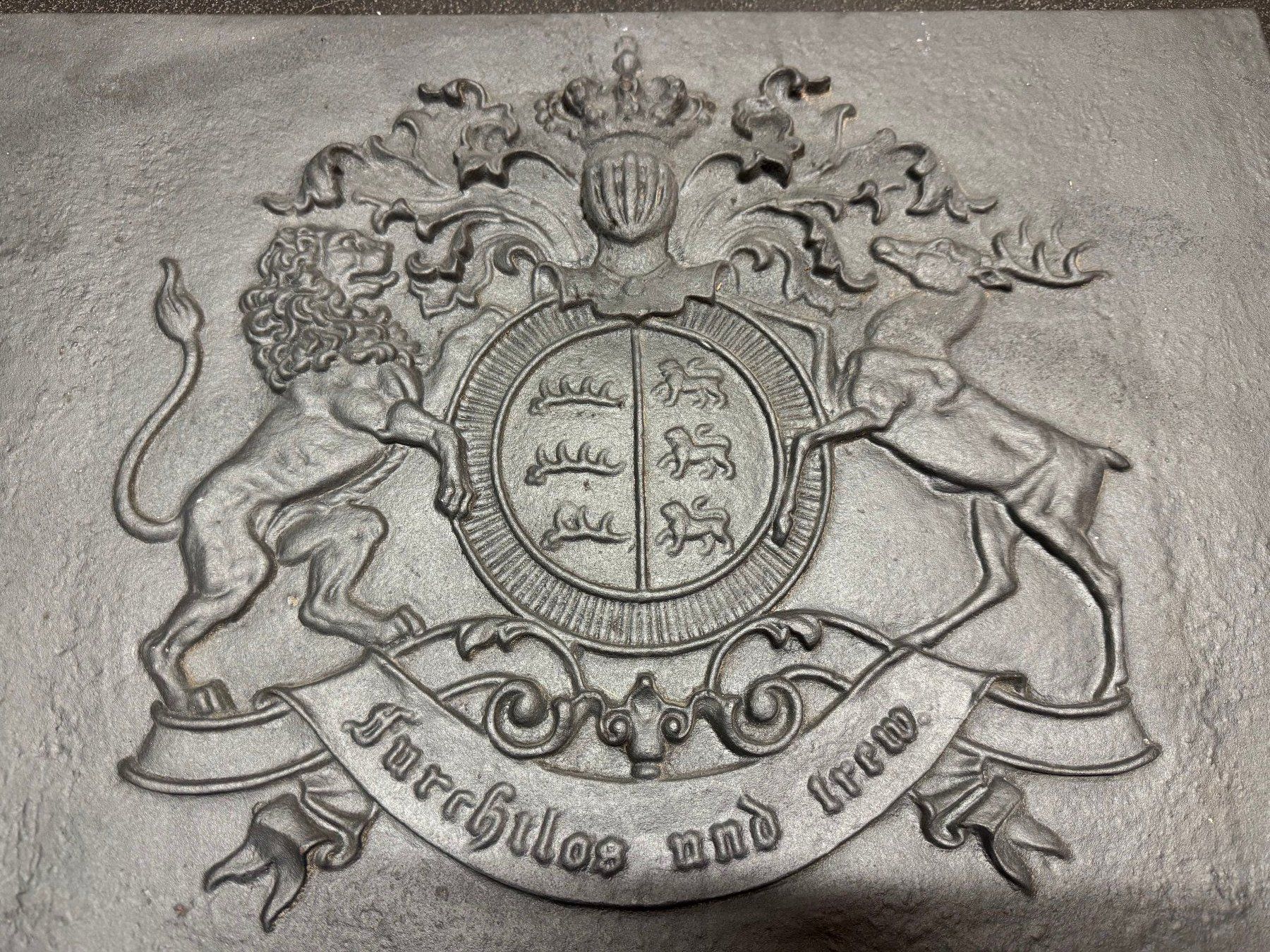 Altri mobili d'antiquariato: Ofen- oder Kaminplatte aus Gusseisen 1846 "Löwe & Hirsch" – Usato da Fribourg venduto da tschjoly 2