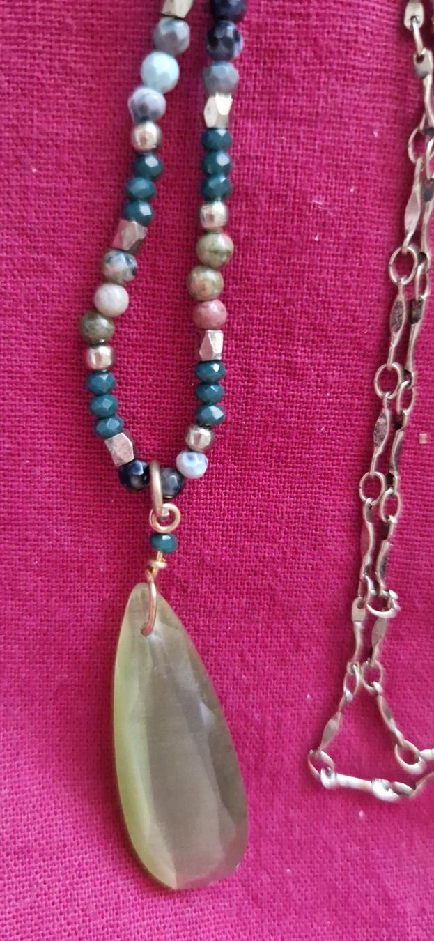 Catenine: Collier perles et métal doré et vert avec pendentif vert – Usato da Münchenbuchsee venduto da capa2014 1