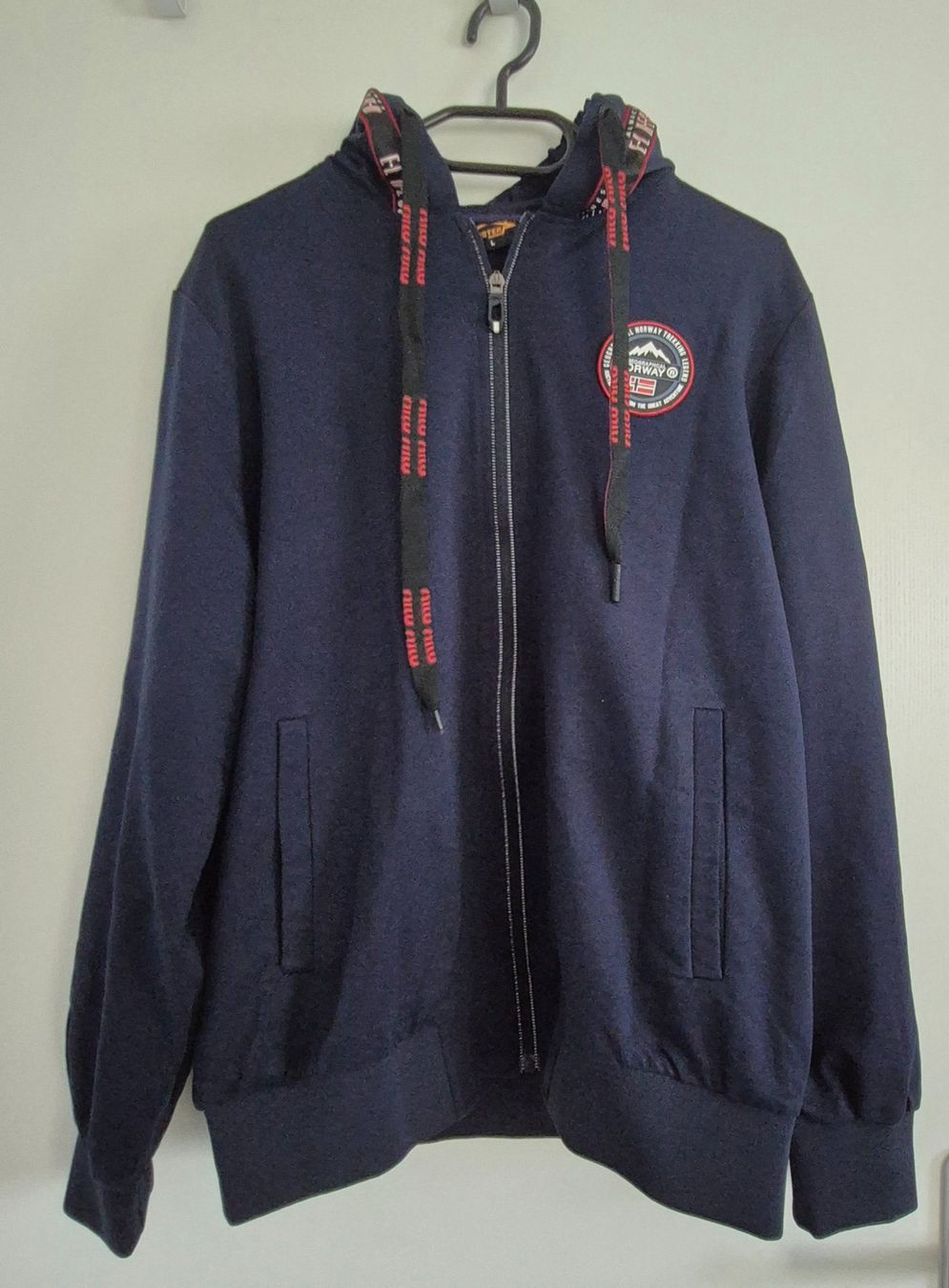 Jacken: Kapuzen-Sweatjacke Gr.L – Gebraucht aus Volketswil von Dokinka