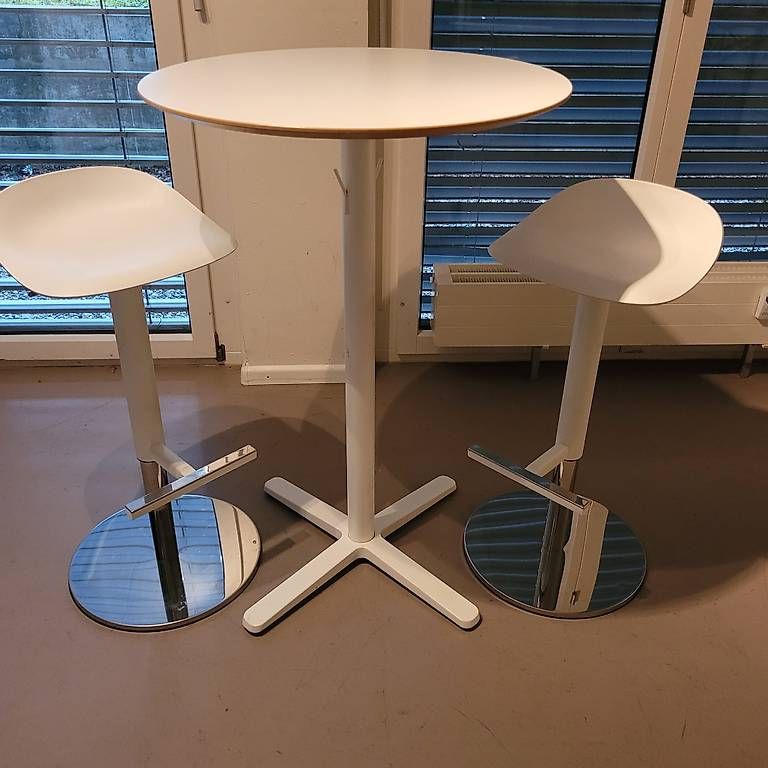 Tavoli: Tisch mit 2 Hochsrühlen – Usato da Aesch BL venduto da melvinnala