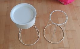 2 Pflanzenständer aus Metall mit 1 Übertopf weiss