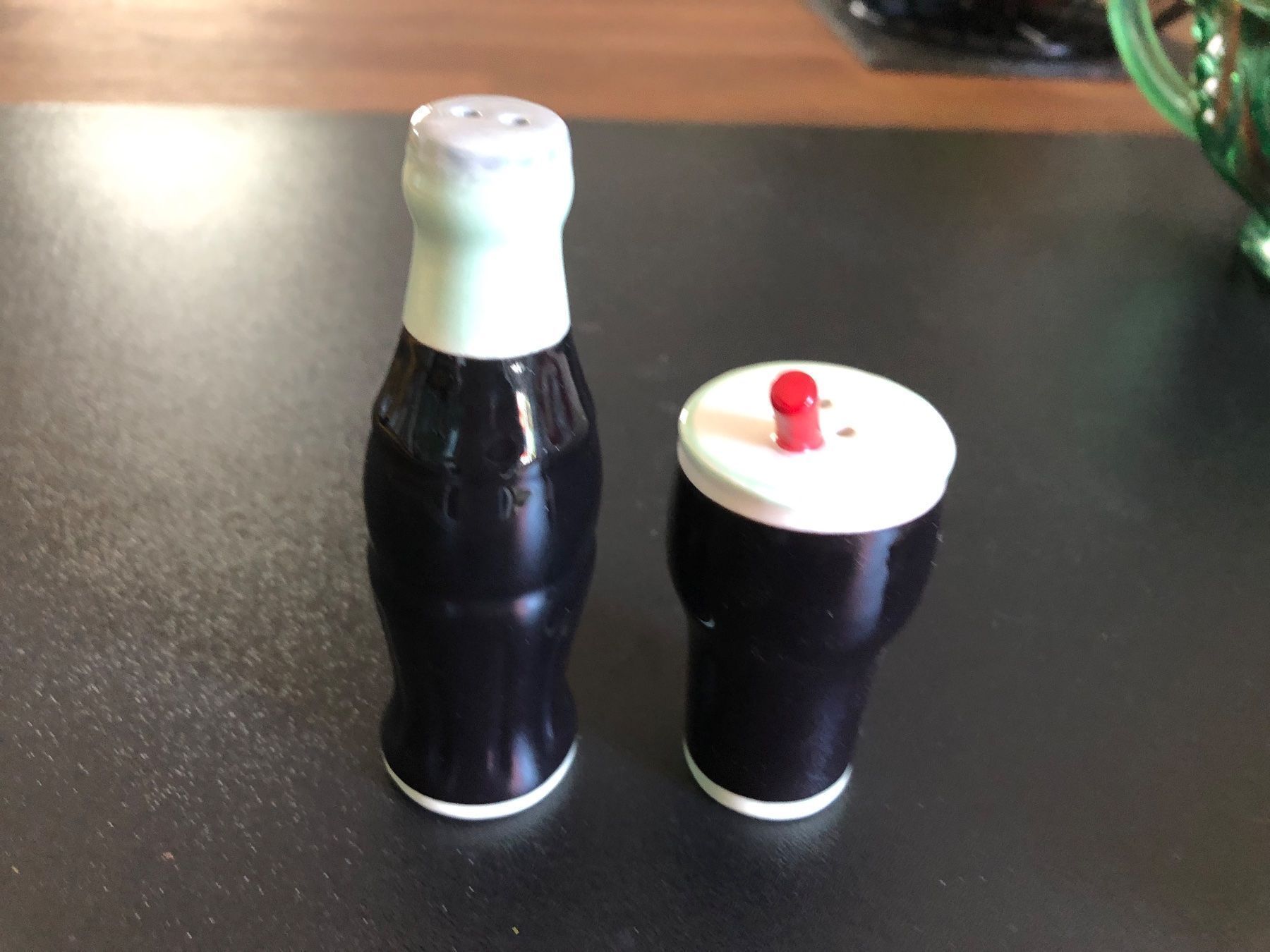 Set di piatti: Coca-Cola Salz und Pfeffer Streuer – Nuovo (secondo la descrizione) da Frauenfeld venduto da aluma14 4