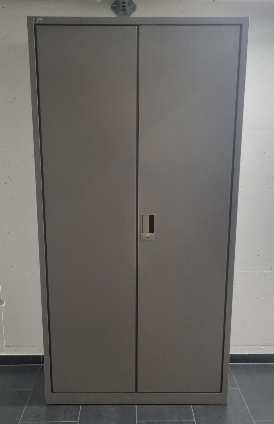Lista Armadi: Zweitüriger Metallschrank LISTA – Usato da Dübendorf venduto da topo73