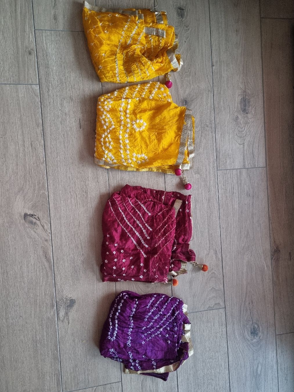 Foulard & Sciarpe: Scarves - each one for 20 francs – Nuovo e nell'imballaggio originale da Le Locle venduto da vri_c59x
