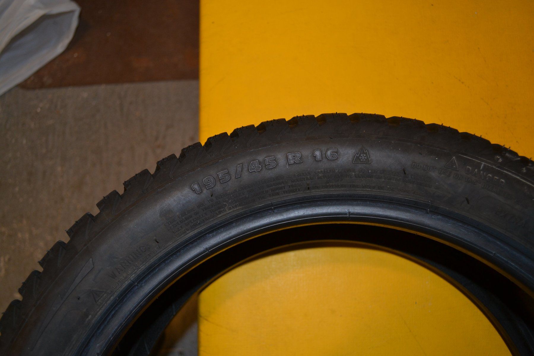 Michelin Pneus & Kompletträder: 1 Winterreifen 195/45 R16 – Gebraucht aus Ebnat-Kappel von Selun34 1