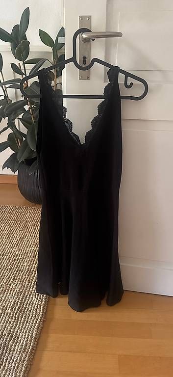 Kleider: ZARA midi Kleid - schwarz - Grösse M – Gebraucht aus Adliswil von valeria_e