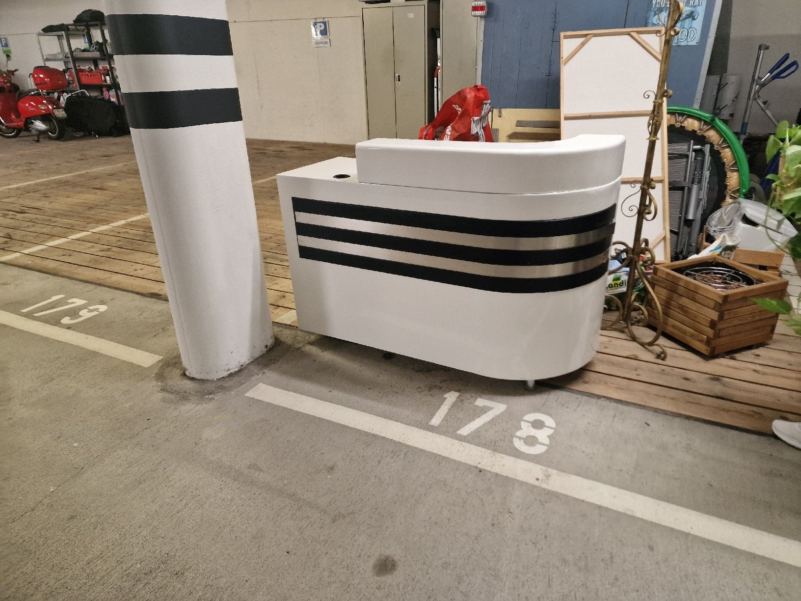 Ladenausstattungen & Messebau: Moderne Empfangstheke, Reception Pult, weiss  – Gebraucht aus Fahrwangen von luk_bhw7
