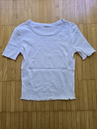 Weisses T-Shirt mit Rüschen – nie getragen, Grösse XS
