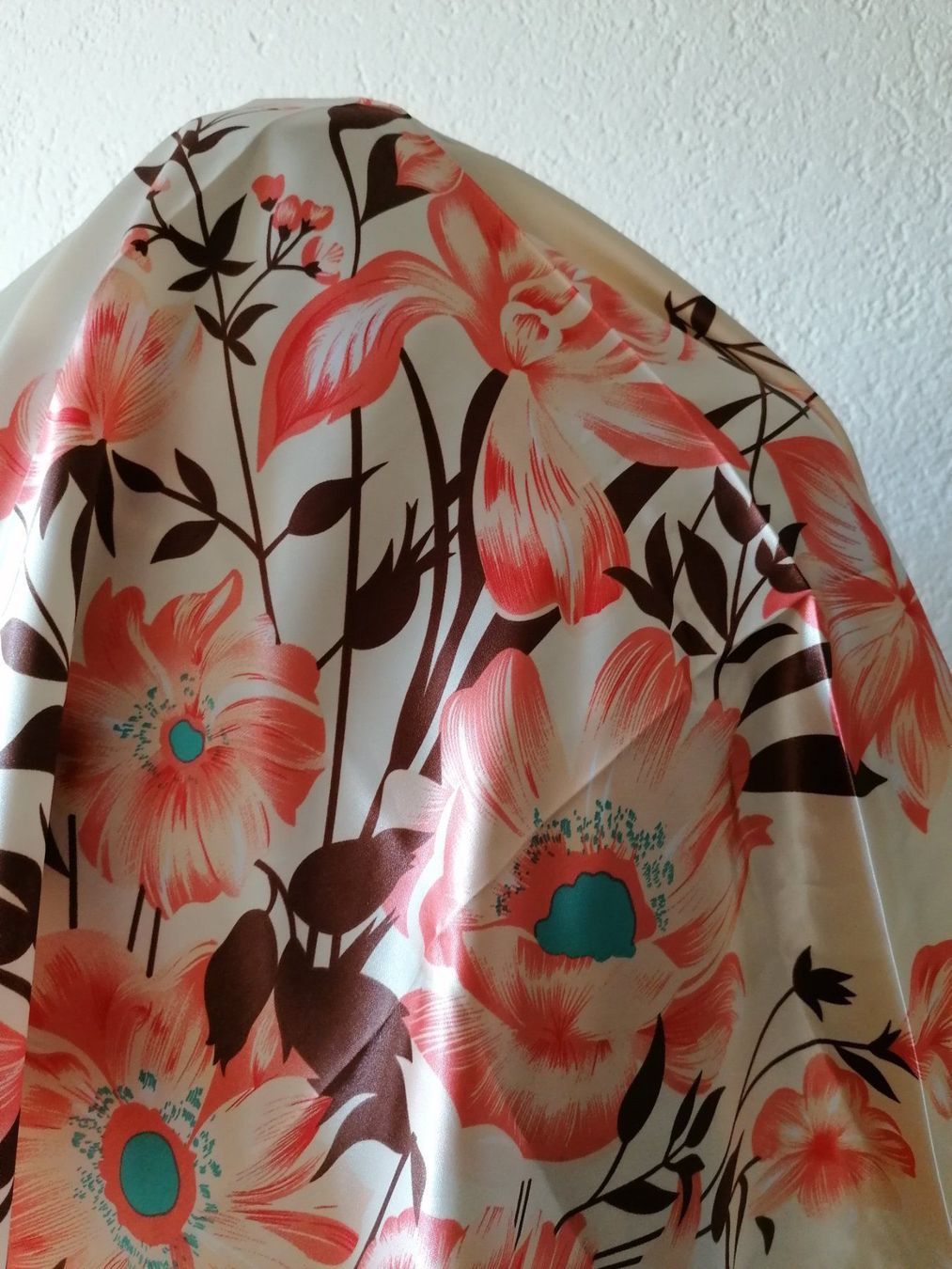 Foulards & écharpes: Schönes Seidentuch, Blumenmuster, apricot-creme – Neuf avec emballage d'origine à Zollikofen par Blackie 5