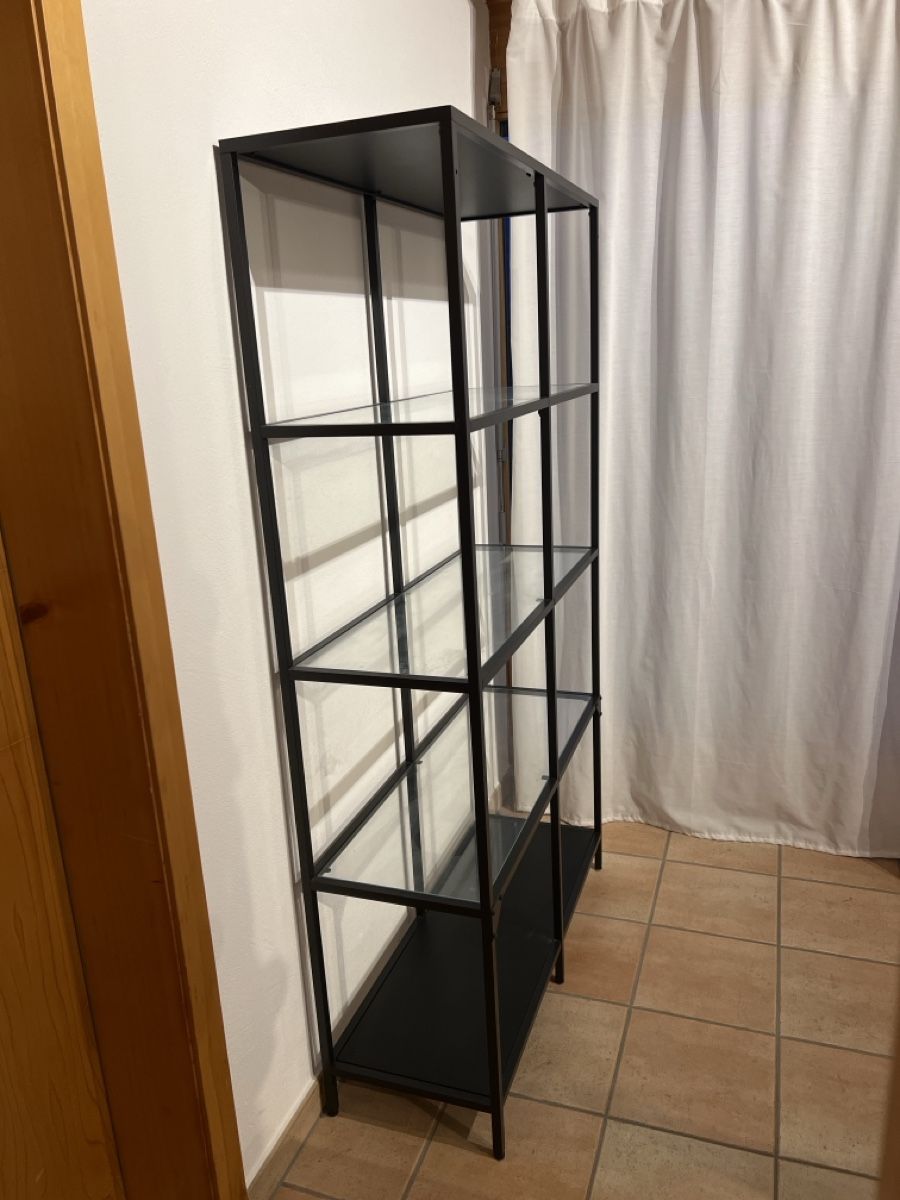 Regale: Schwarzes Metallregal mit Glasböden – Gebraucht aus Jenins von GRPI3 1
