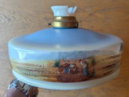 Antike Lampe mit bemaltem Schirm aus Glas
