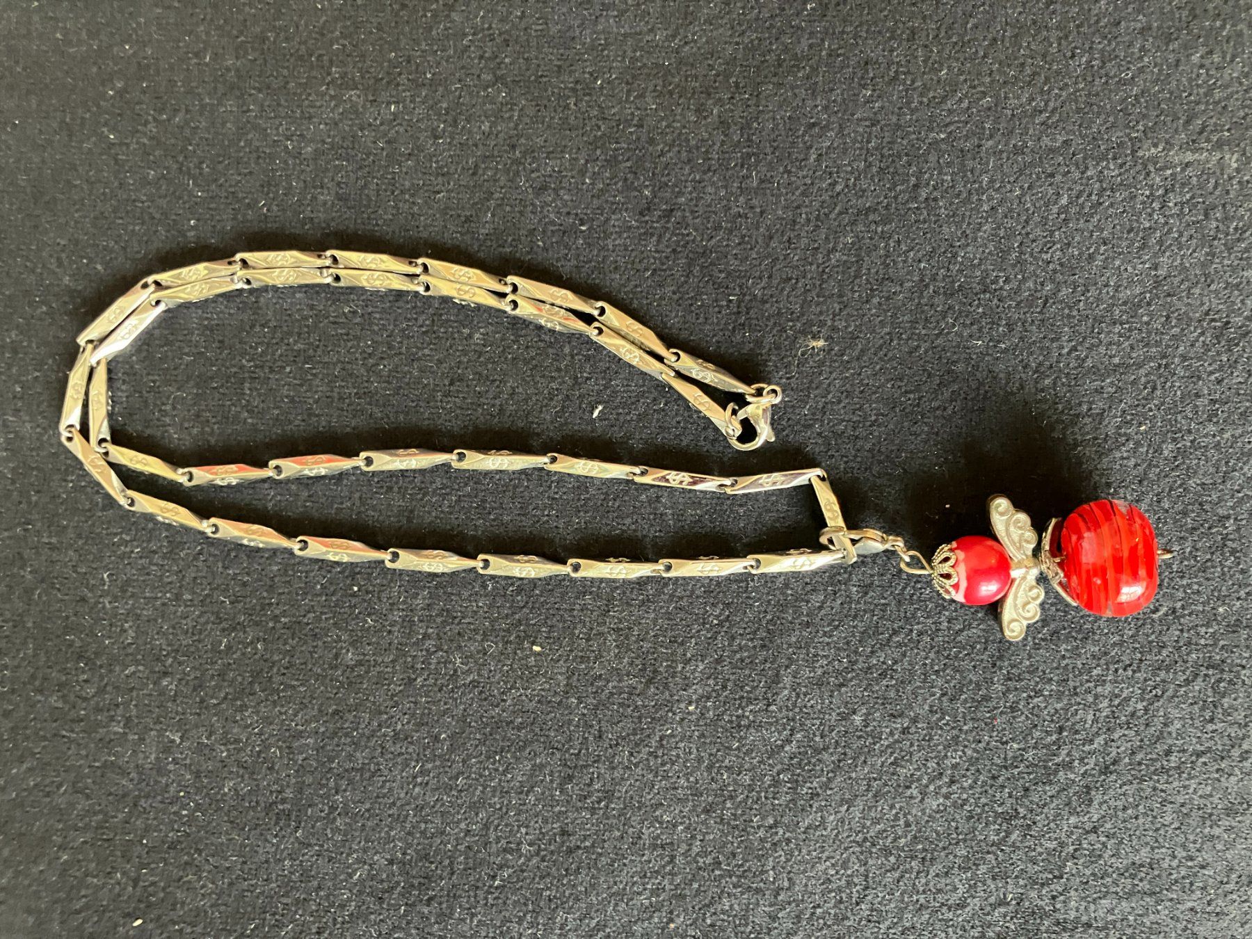 Catenine: silberfarbene Kette mit Anhänger Engel rot – Usato da Basel venduto da djwwpp