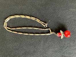silberfarbene Kette mit Anhänger Engel rot