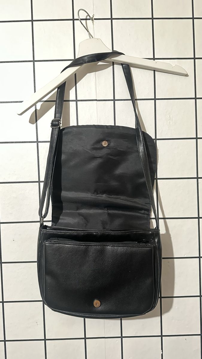 Borse: Chic black crossbody bag – Usato da Genève venduto da ravehotline 2
