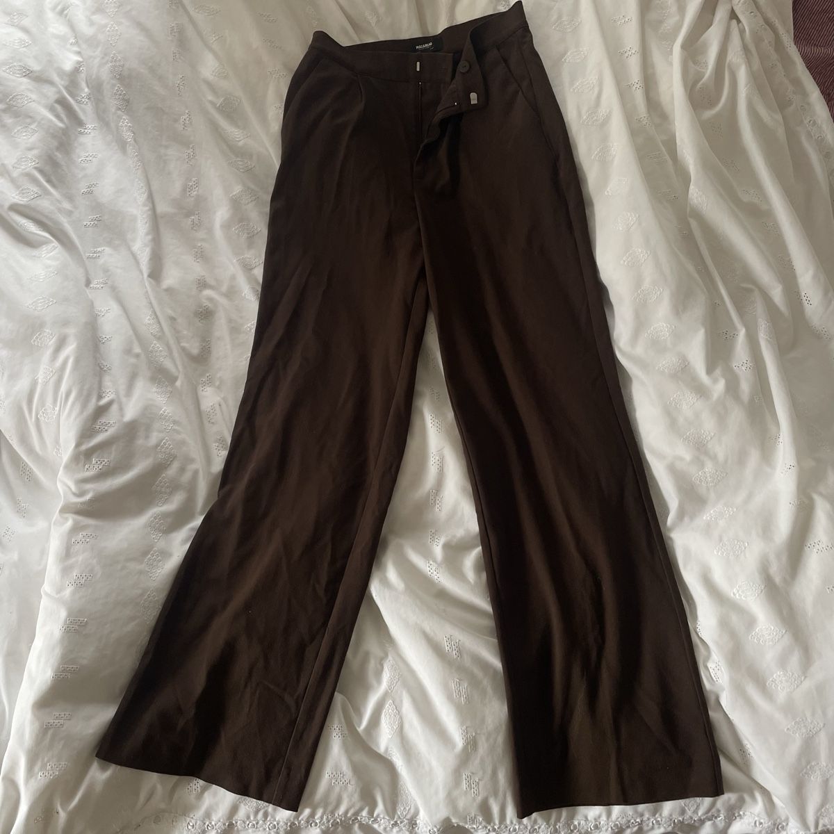 Pull&Bear Pantaloni: Schicke dunkelbraune Stoffhose von Pull&Bear – Usato da Baden venduto da Julikoo 1