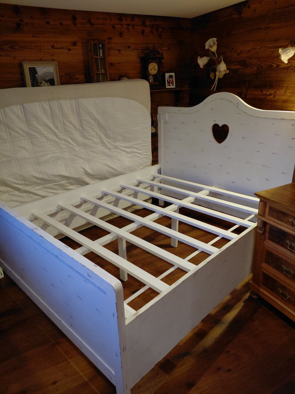 Betten: Bettgestell, Holz, Weiss mit Herz - Romantisch! – Gebraucht aus Bürchen von fmr_v826