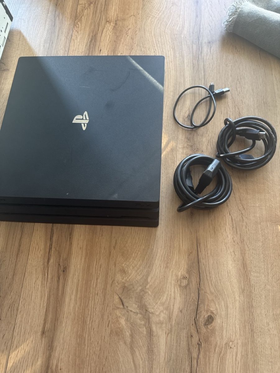 Sony Console: Sony PlayStation 4 Pro 1TB + HDMI-& Stromkabel – Difettoso da St. Gallen venduto da RubenPF