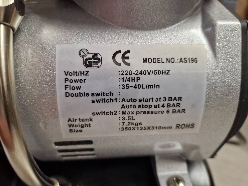 Compresseurs: Airbrush Mini Kompressor mit 3,5L Lufttank/6 bar/Auto Stop – D'occasion à Oberrohrdorf par nad_yn5l 1
