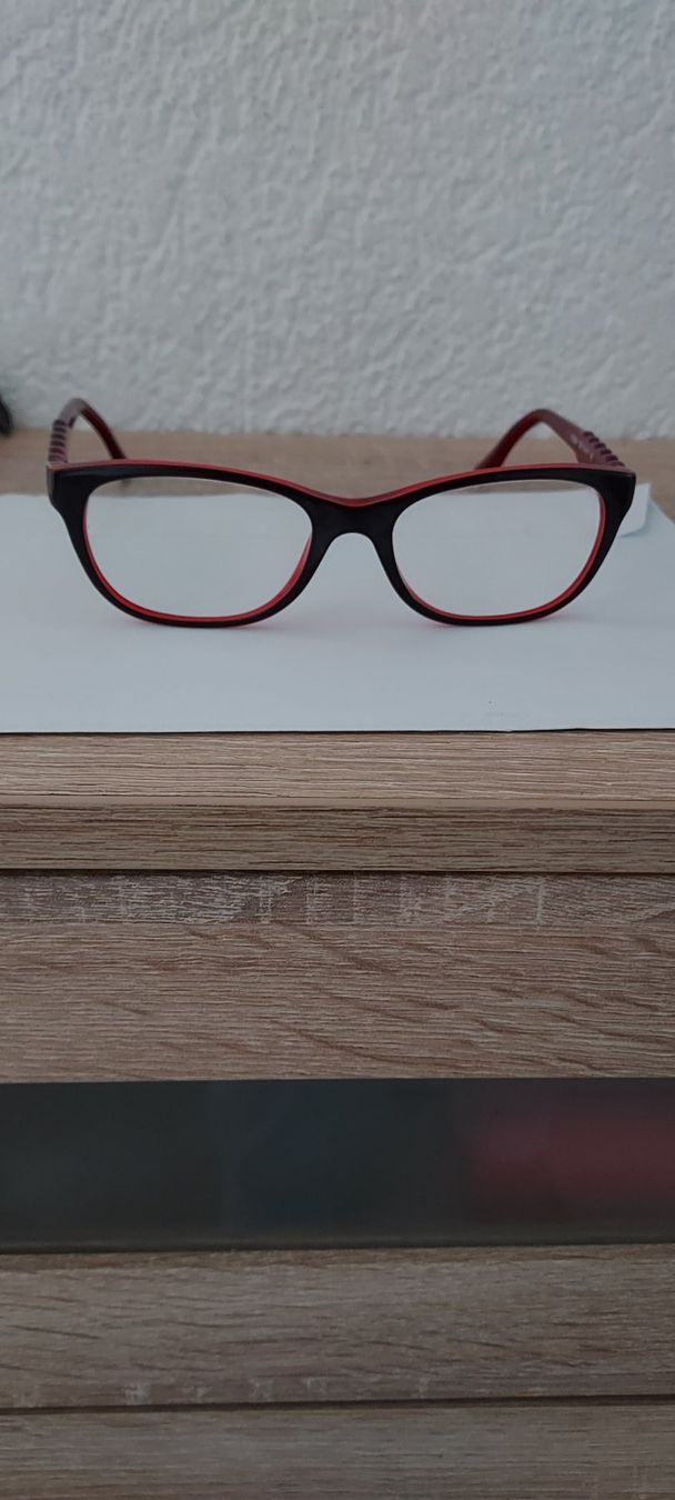 Brillen & Gläser: Rote Vogue Gleitsicht Damenbrille. – Gebraucht aus Ostermundigen von Chrigu1957