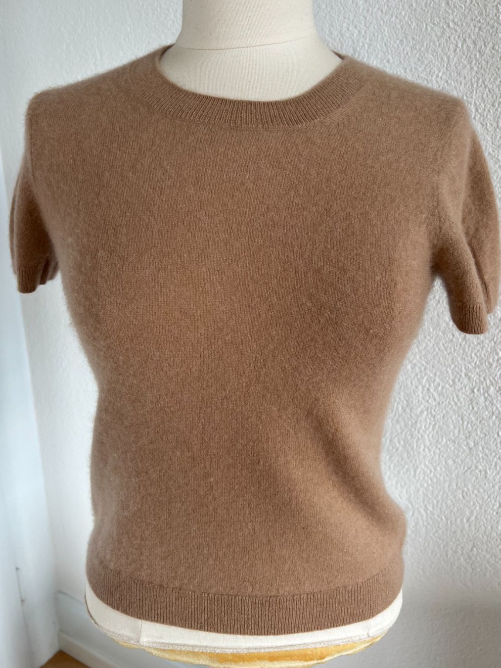 Pullover & Sweatshirts: Quince kurzarm Pullover, 100% Kaschmir, Gr. S, Hellbraun – Gebraucht aus Worb von farben20zauber