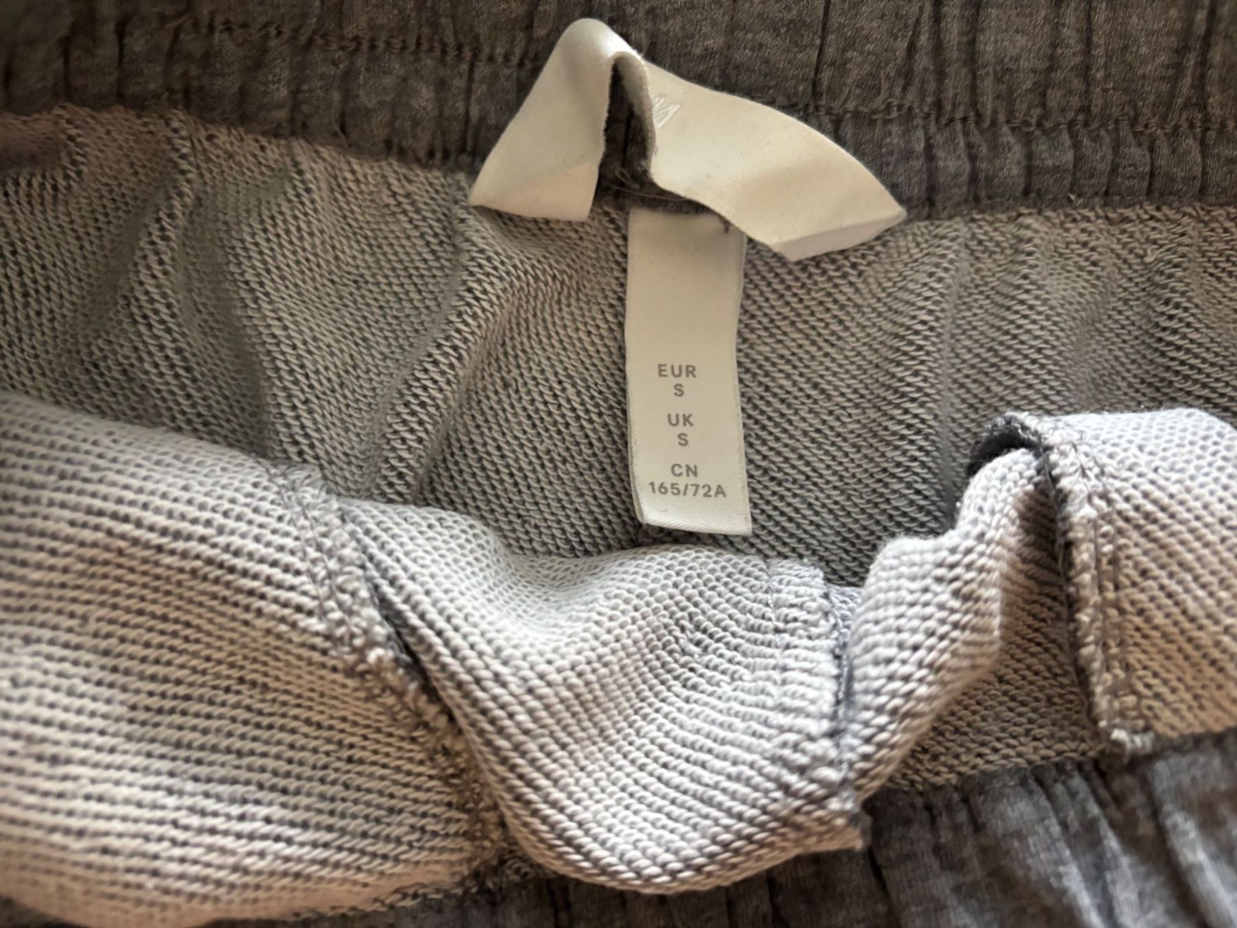 H&M Pantaloni: H&M Shorts grau Grösse S – Usato da Hinwil venduto da liviipivii 1