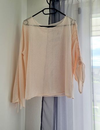 Oberteil mit Lochmuster, Zara
