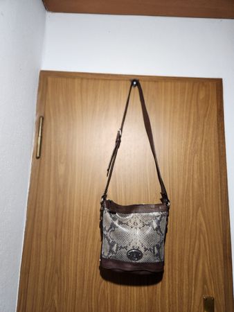 Sac bandoulière Fossil cuir marron aspect serpent