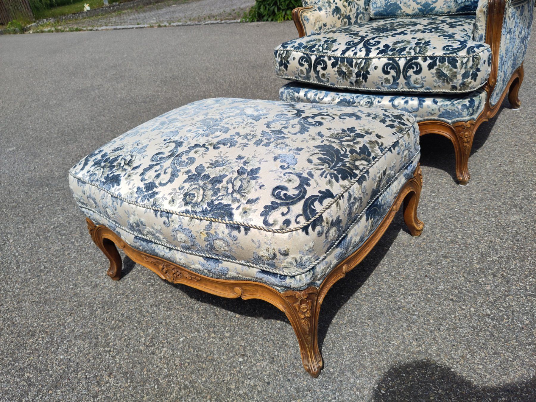 Poltrone: "Alter" Sessel mit Hocker – Usato da Bischofszell venduto da hos_yz6q 1