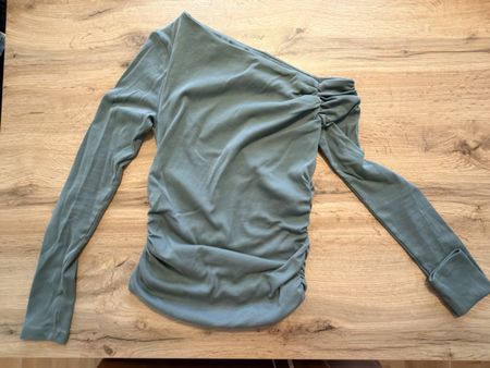 Zara Shirt, Khaki, One-Shoulder Top, Gr. S - wie neu!