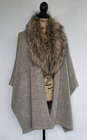 Schöne Poncho mit Fellkragen, Einheitsgröse, Neu!
