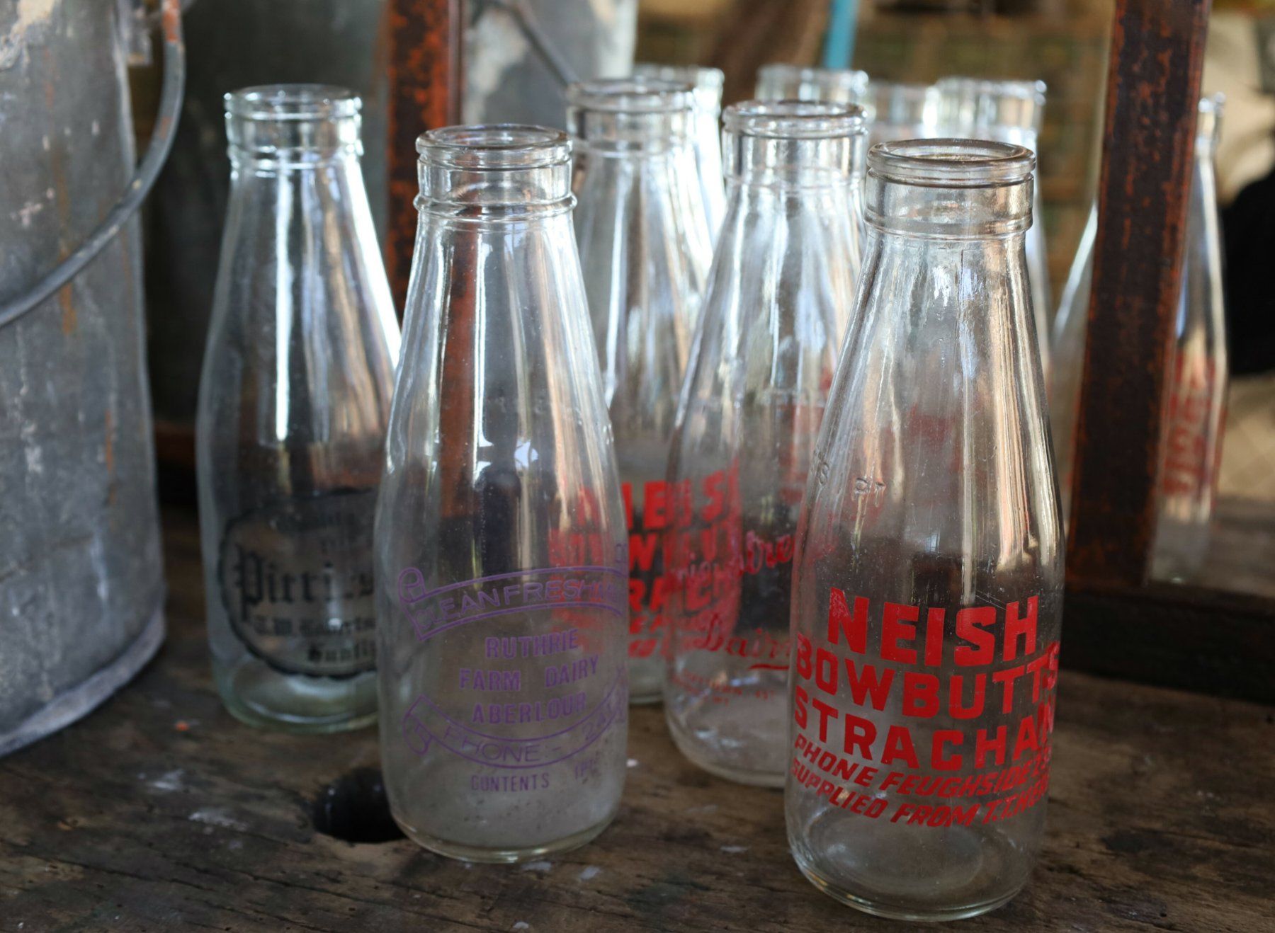 Autres vaisselles & verres: 5 alte Schottische Milchflaschen – D'occasion à Birrwil par brandschatz_birrwil 2