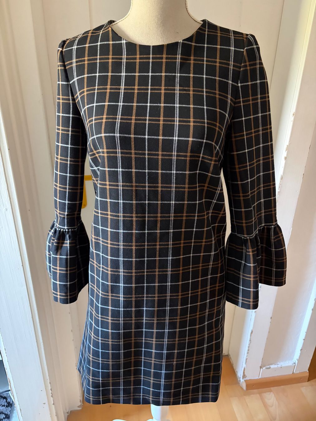 Hallhuber Kleider: Sehr elegantes Kleid von Hallhuber – Gebraucht aus Schaffhausen von _queen_c