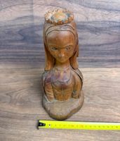 Holzfigur Frau mit Krone und Monogramm gebraucht