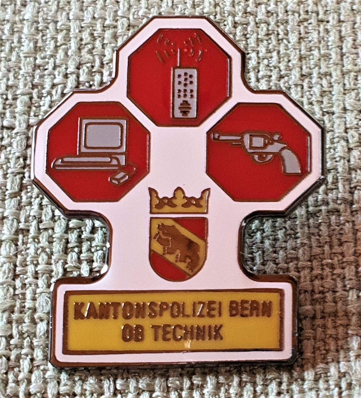 Livres: E269 Pin Kantons Polizei Bern OB Technik – D'occasion à Reinach BL par Boston-Verkauf