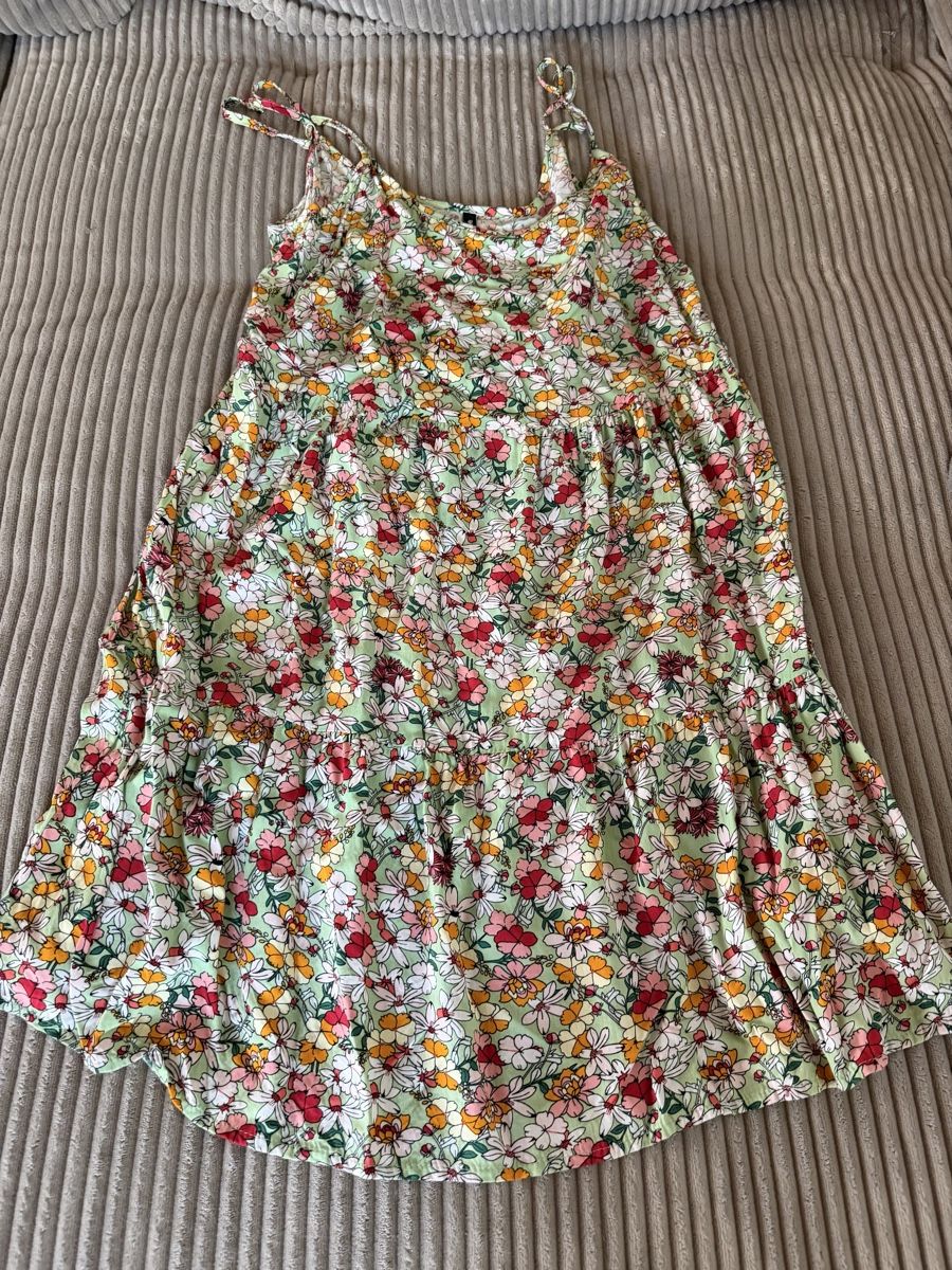Kleider: neuwertiges Kleid in Grösse M – Neu (gemäss Beschreibung) aus Recherswil von luca_v