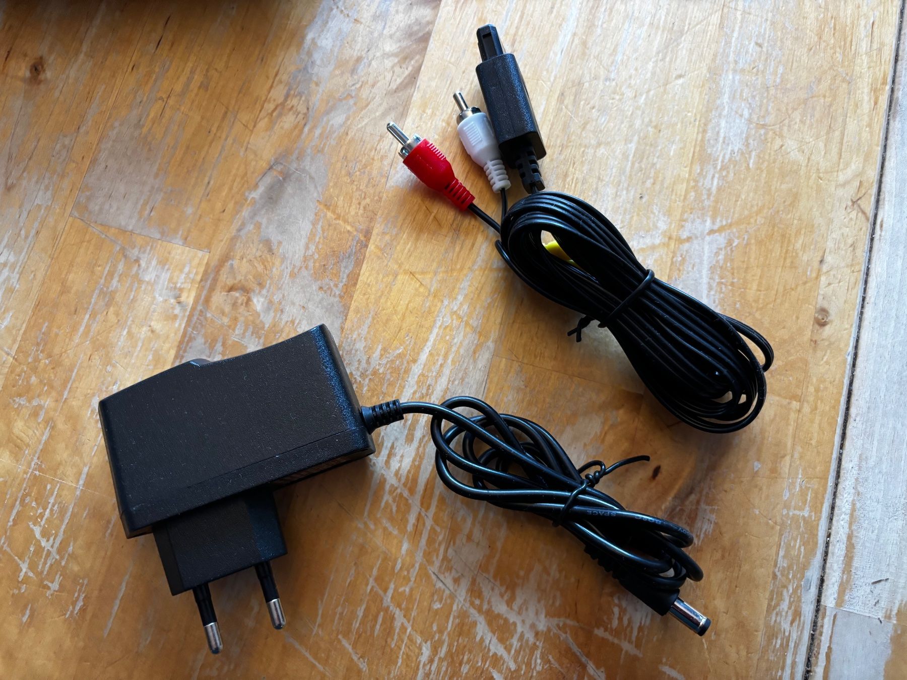 Nintendo Console: Super Nintendo Konsole mit 2 Controllern – Usato da Frenkendorf venduto da gelbeZinnie 3